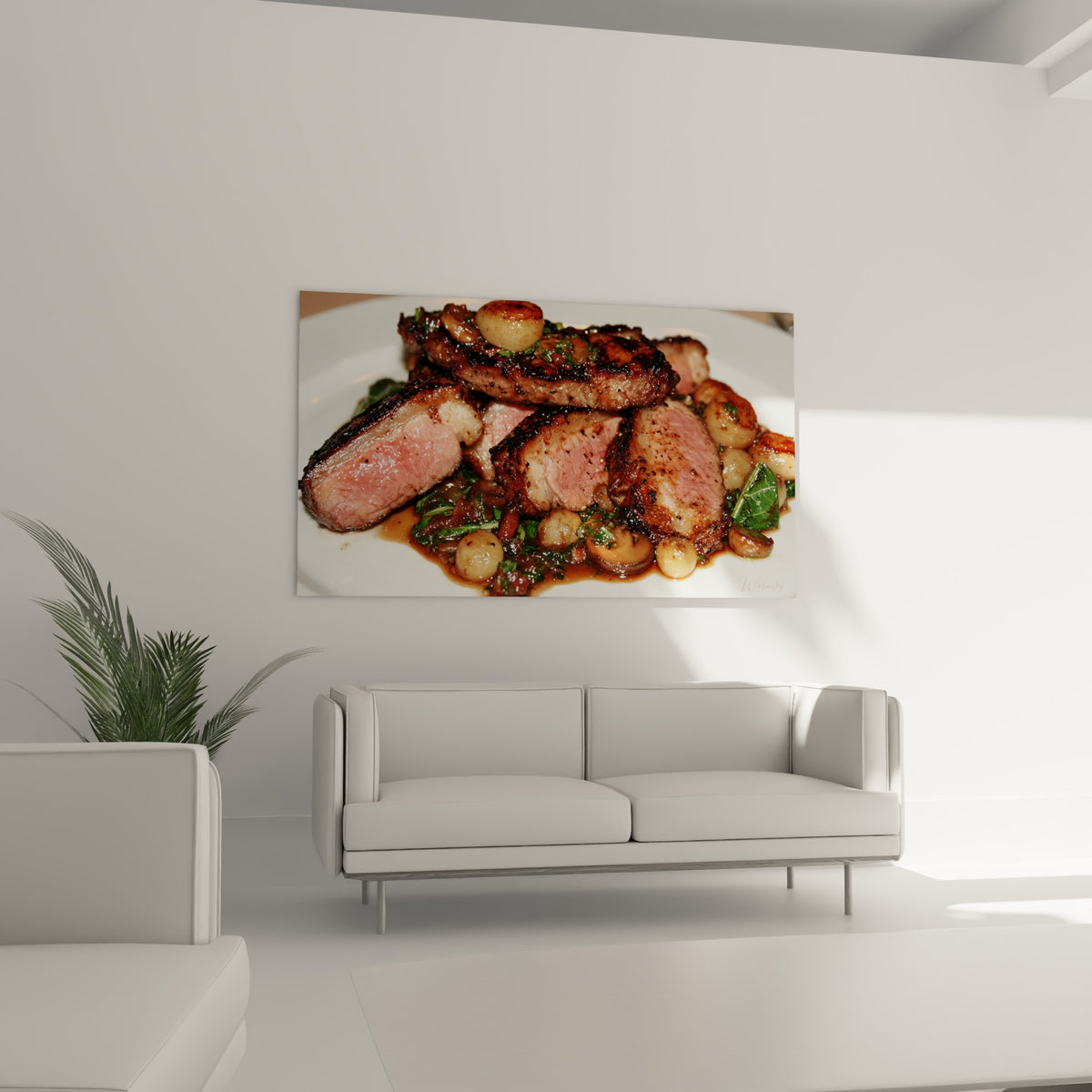 Pièce de viande grillée aux tons brun et rosé, disposée au-dessus d'un canapé dans un salon lumineux