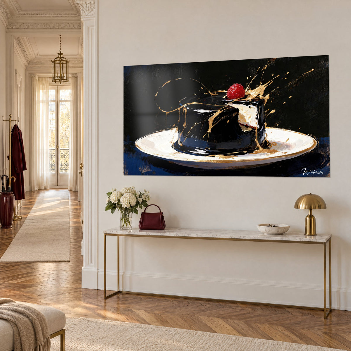 Tableau gâteau glacé ébène, framboise carmin sur son sommet, assiette ivoire filetée d'or, vue de trois-quarts, couloir haussmannien