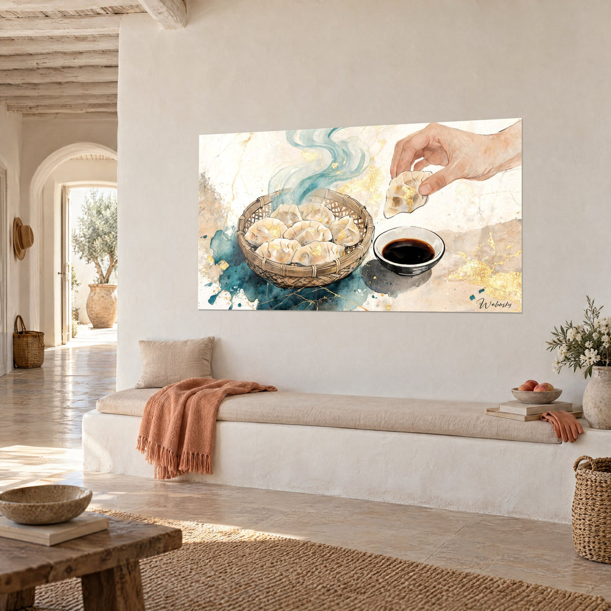 Tableau gyozas dorés à la feuille d'or, main saisissant un raviolis, aquarelle crème et bleu canard, sur un mur chaulé en vue de trois-quarts