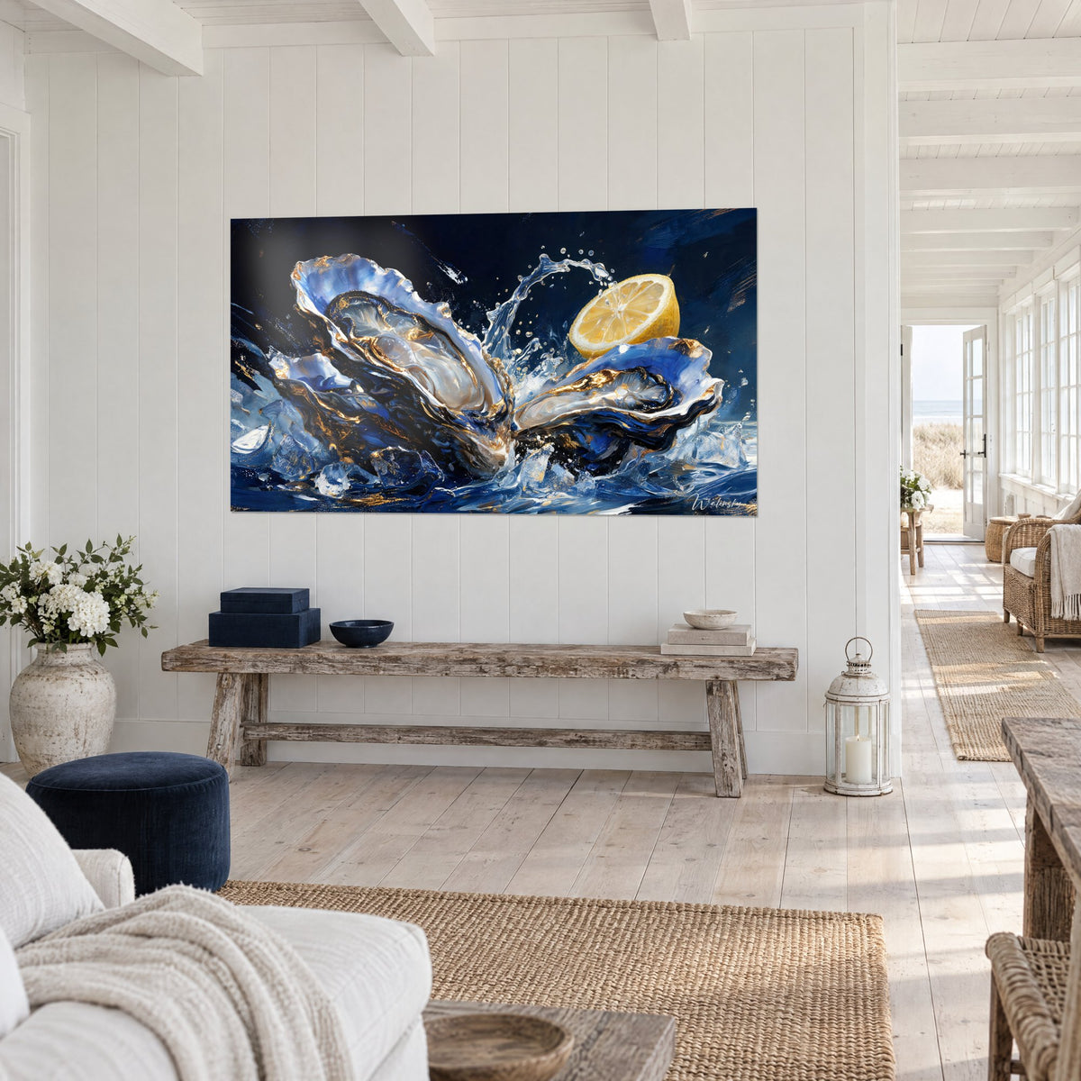 Tableau mollusques entrouverts aux reflets cobalt et ivoire, demi-citron ambré, accroché au-dessus d'un banc en bois brut