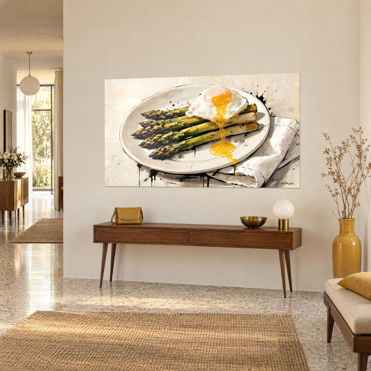 Quadro a tre quarti: punte di asparagi cachi sotto un uovo in camicia bianco, tuorlo ambrato, schizzi neri, sopra una consolle in legno