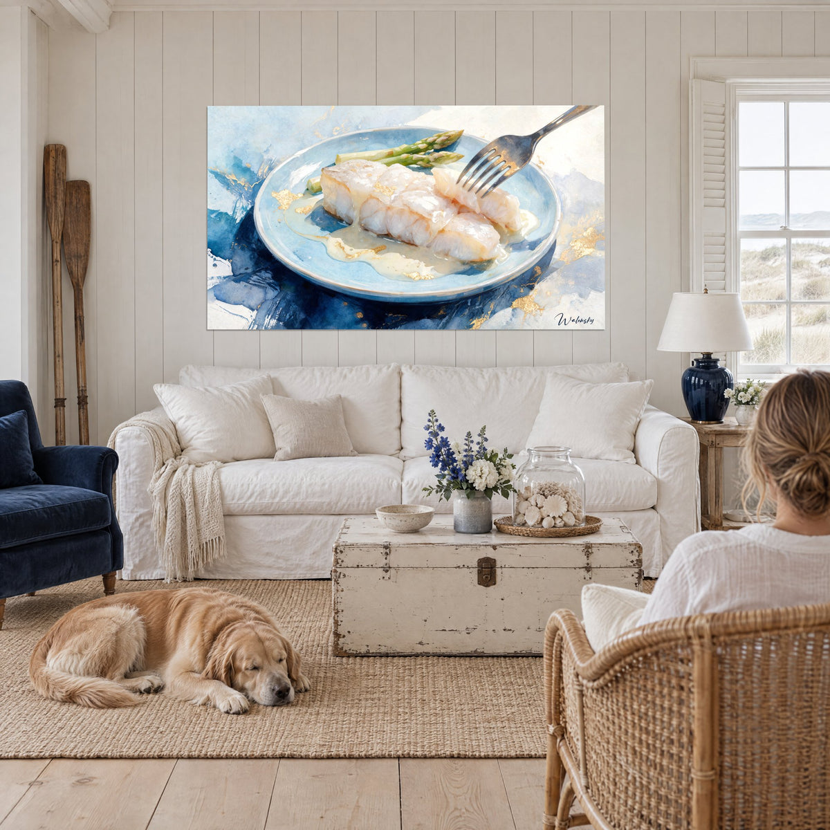 Tableau dos de cabillaud nacré sur assiette bleu ciel, fourchette argentée, éclats dorés, au-dessus d'un canapé dans un salon lumineux