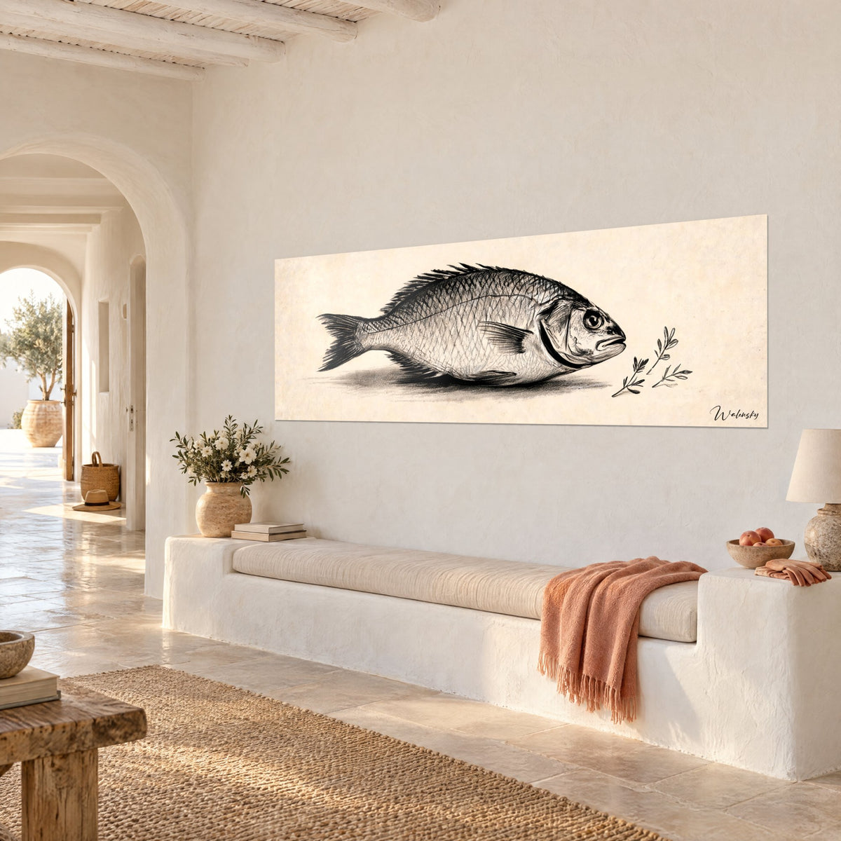 Tableau poisson plat aux nageoires hérissées, traits charbon sur papier crème, brins de thym, banquette blanche en maison méditerranéenne