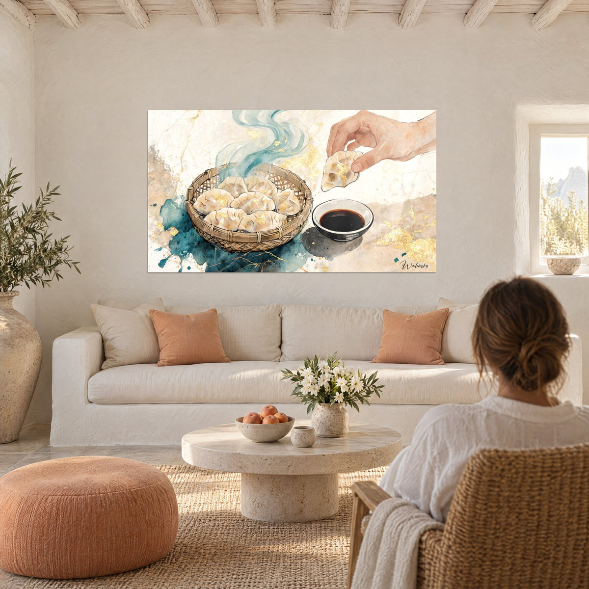 Tableau raviolis fumants dans un panier de bambou, volutes turquoise et or, sauce soja noire, au-dessus d'un canapé dans un salon lumineux