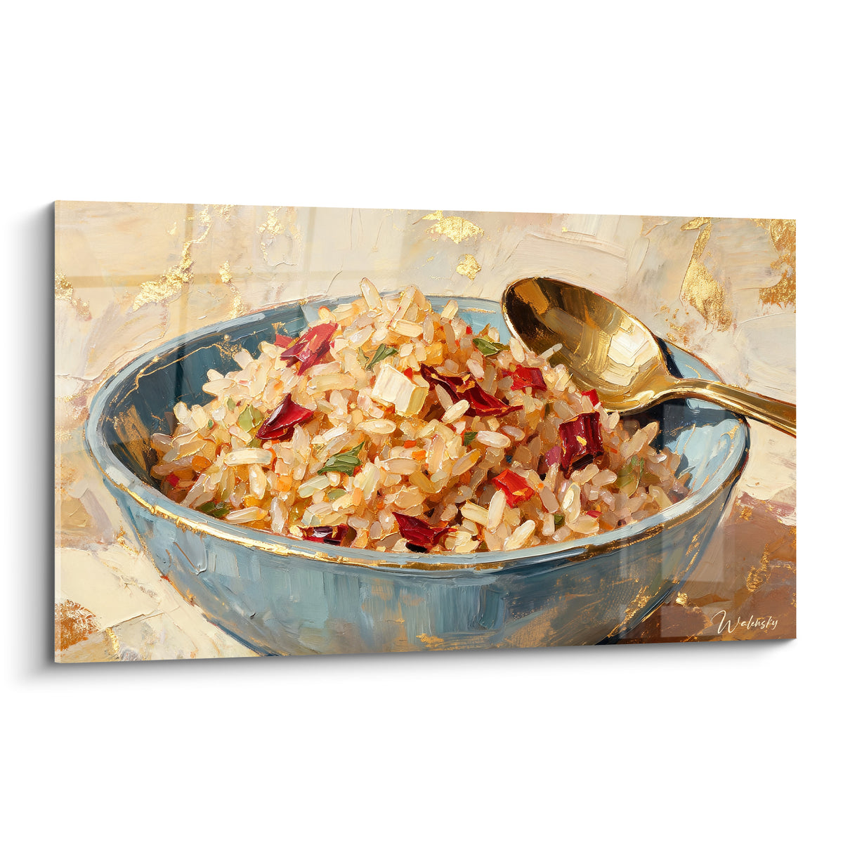 Tableau plat de riz bleu et doré garni de piments rouges, cuillère dorée en premier plan