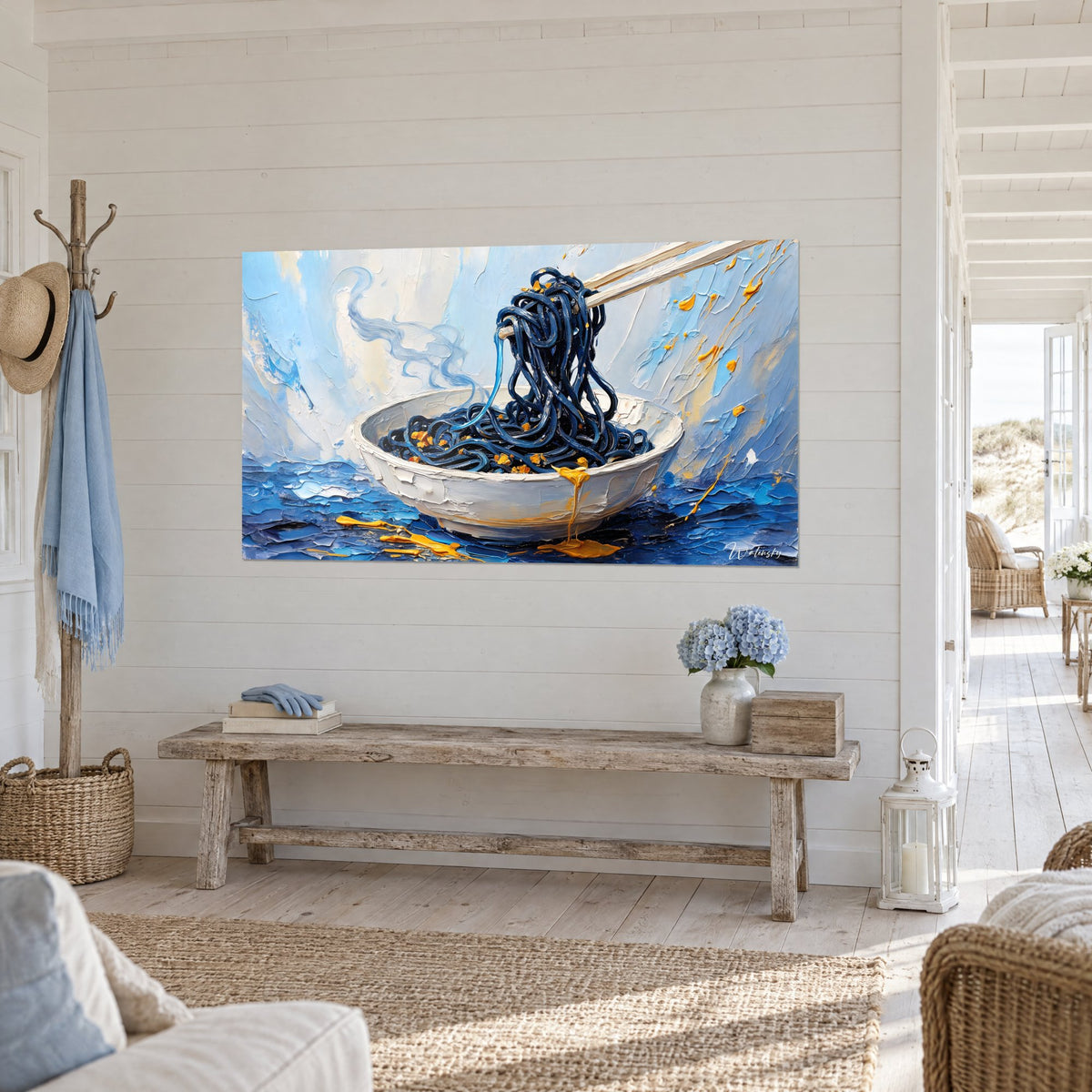 Tableau spaghettis indigo soulevés par des baguettes claires, fond azur et crème, sur un mur de maison de bord de mer