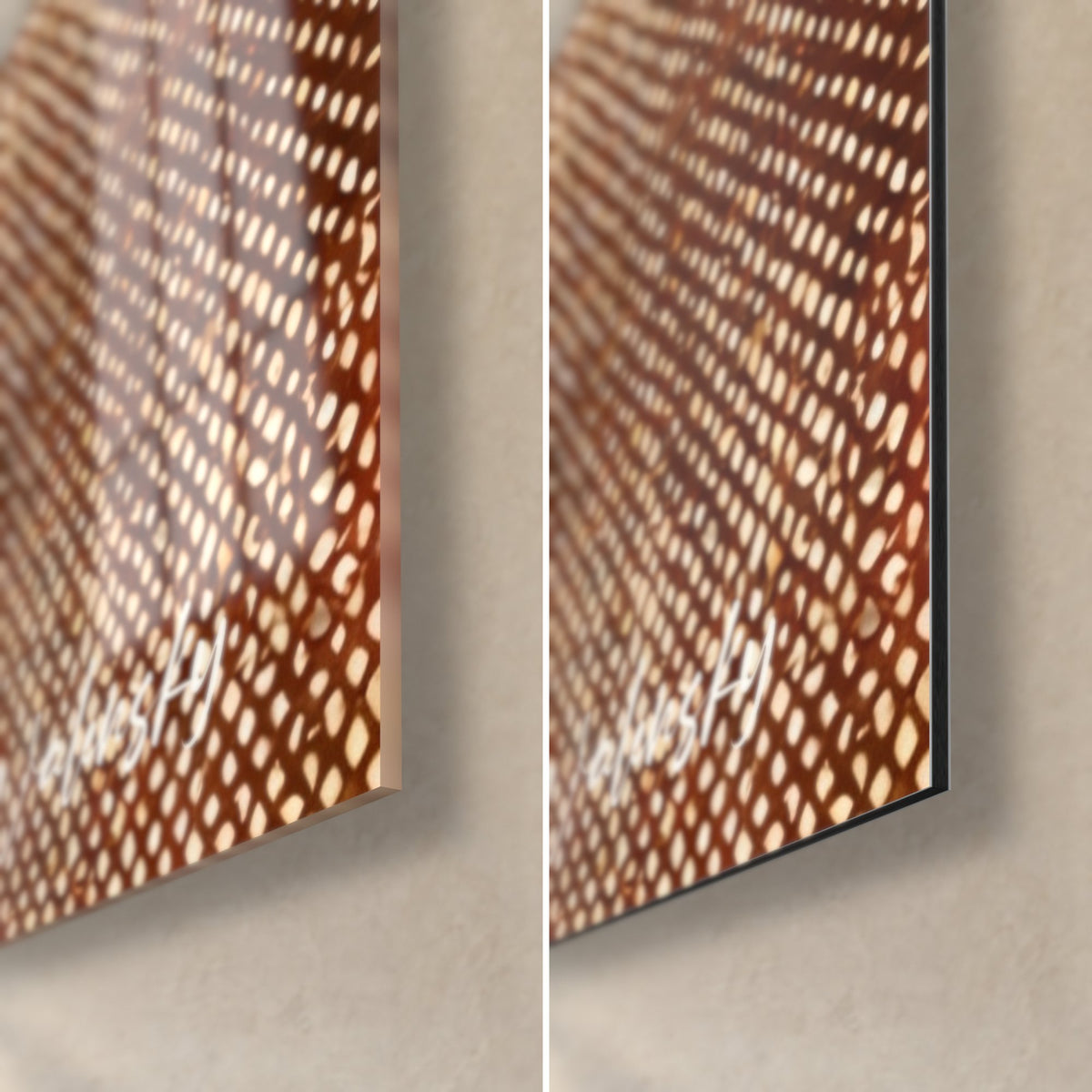 Tableau steak aux grillades noires et fond brun tramé, coin bas droit en verre brillant et alu Dibond mat, tranche de 3 mm