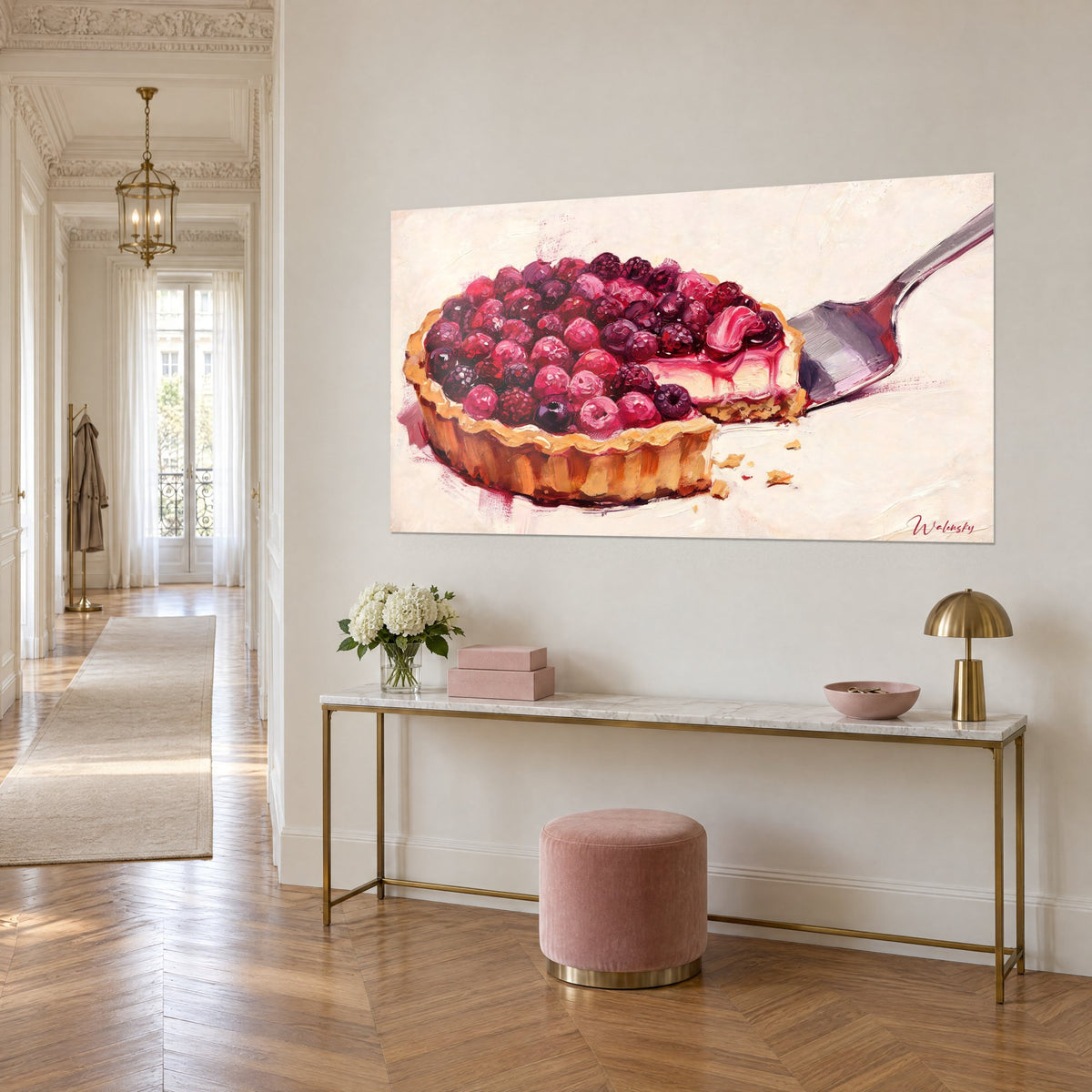 Tableau gourmandise aux mûres et framboises rubis, pâte feuilletée ambrée, fond crème, sur un console doré dans l'entrée