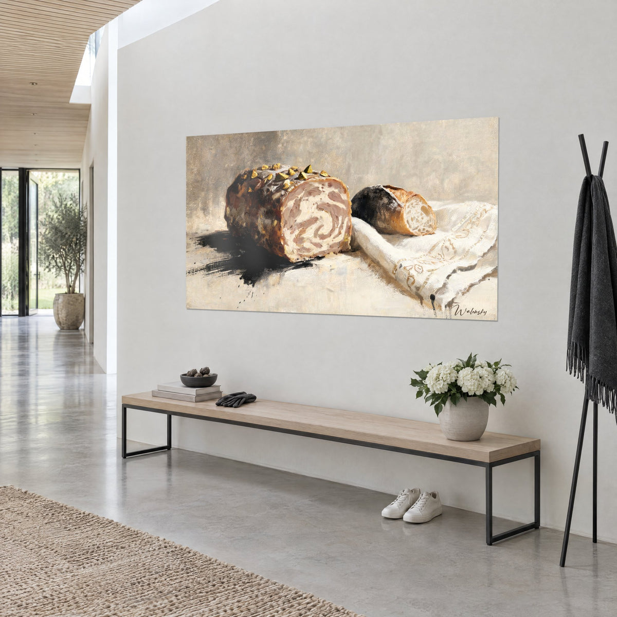 Tableau charcuterie en tranche tourbillonnant rose pâle et brun cuivré, demi-baguette dorée, vue de trois-quarts sur un mur blanc