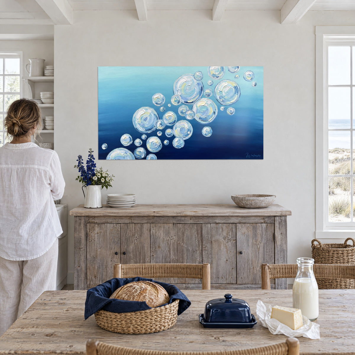 Cuadro burbujas nacaradas en relieve con espátula, azul profundo y amarillo pálido, en un salón junto al mar