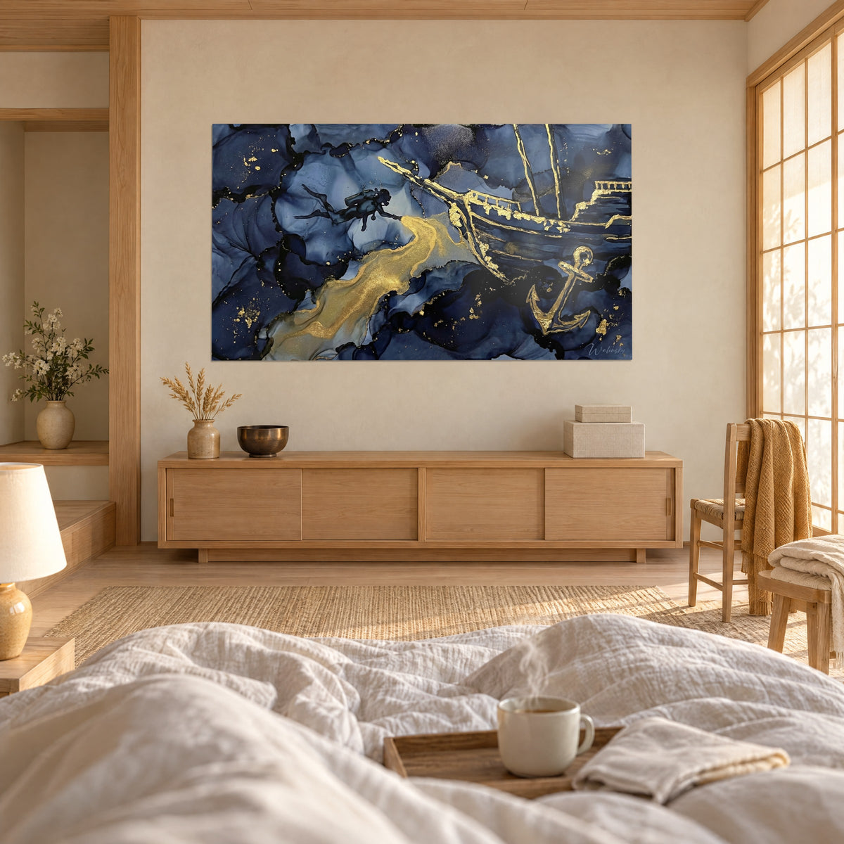 Gemälde eines alten Wracks mit goldener Takelage auf Grund aus Indigo- und Schwarztinte, schwimmender Taucher, über einem Bett in einem hellen Schlafzimmer