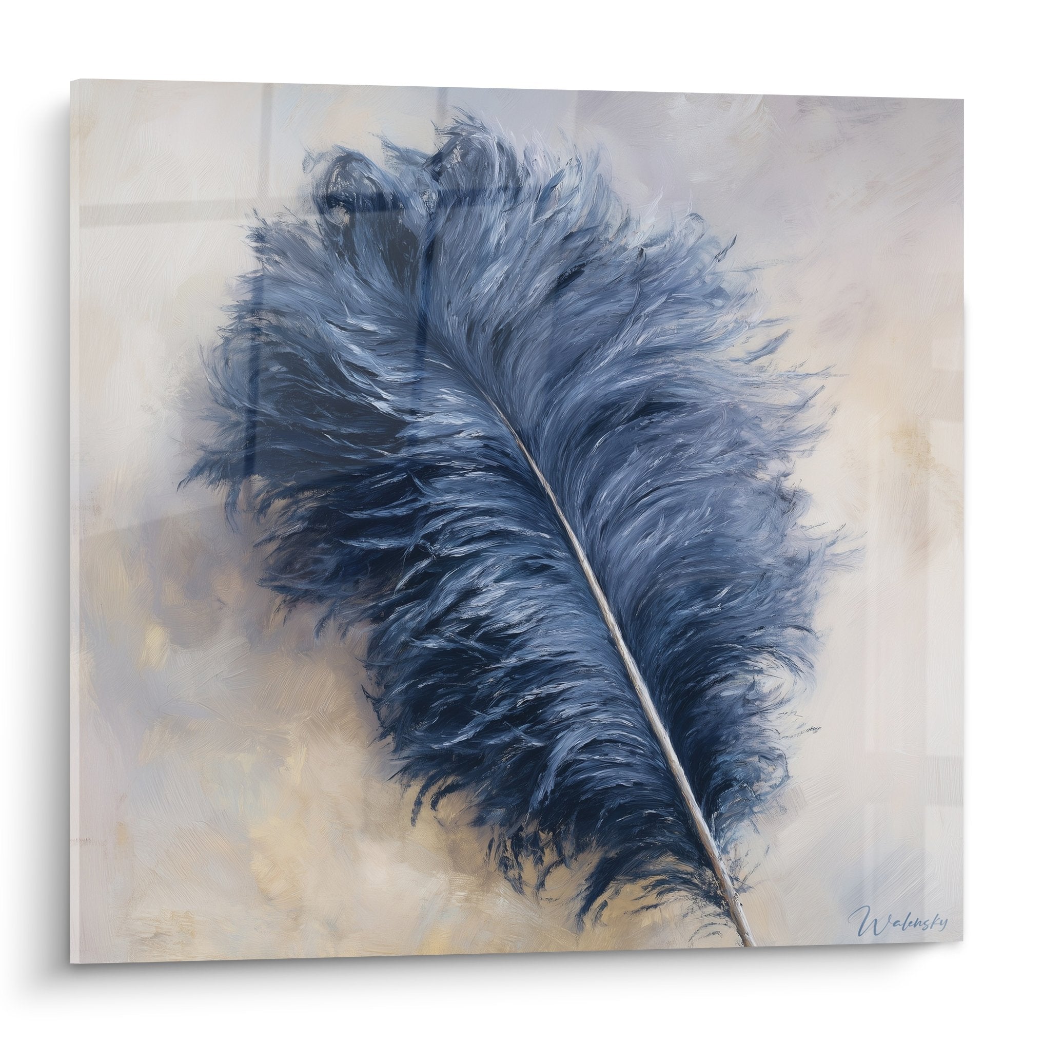 Tableau artistique représentant une majestueuse plume bleue aux reflets nacrés sur fond beige nuancé
