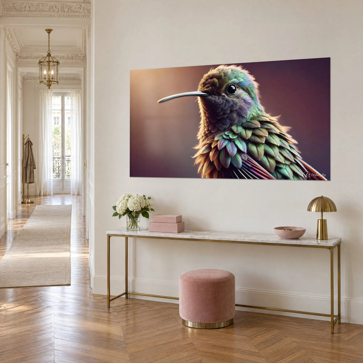 Tableau oiseau-mouche en gros plan, gorge violette et plumes émeraude sur fond bordeaux, accroché au-dessus d'une console dorée