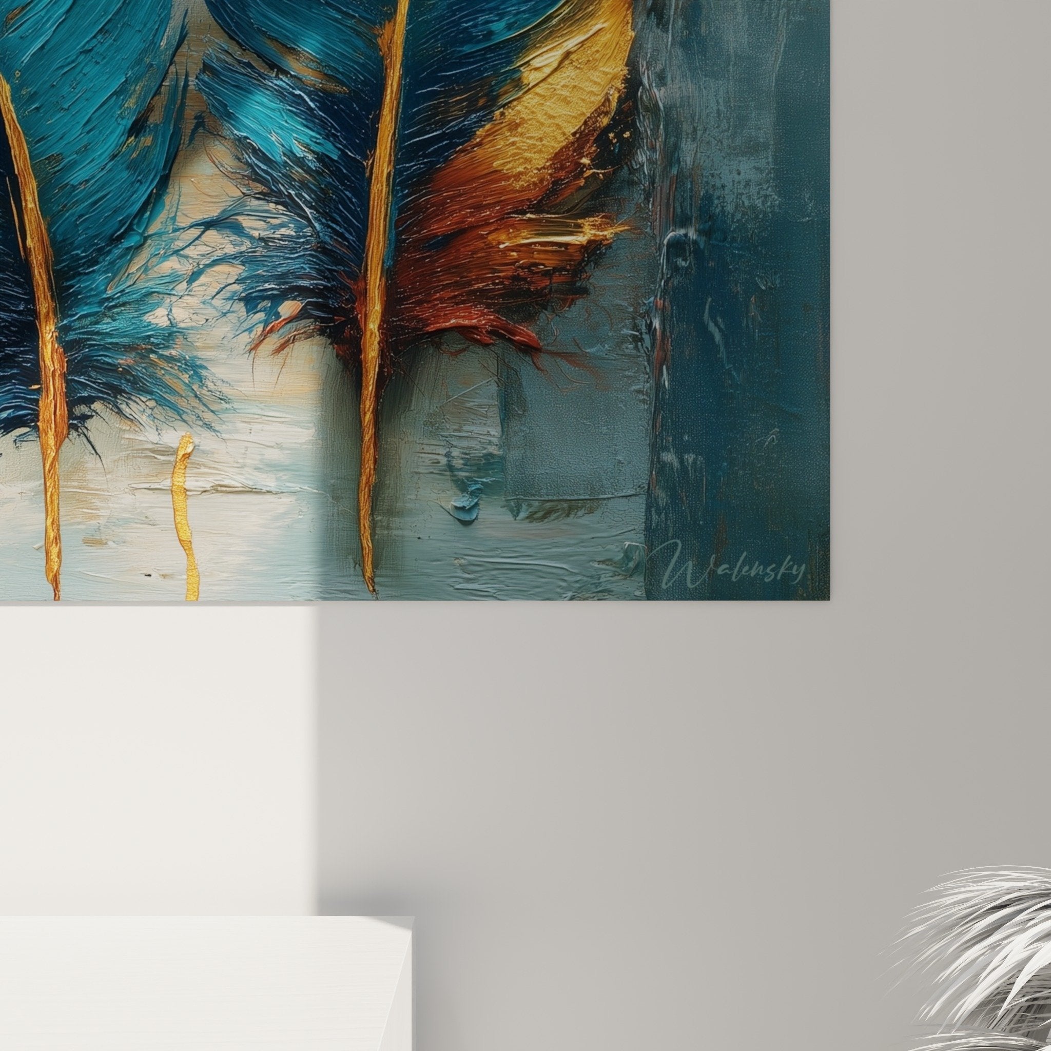 Vue d'ensemble du tableau de plumes bleues et dorées dans un intérieur moderne aux couleurs harmonieuses