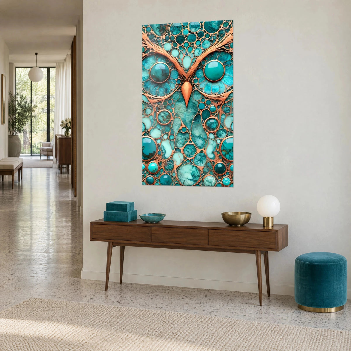 Gemälde Eule im Mosaik aus blaugrünen Cabochons und kupferfarbenen Linien, orangefarbener spitzer Schnabel, an der Wand eines Flurs der 50er Jahre