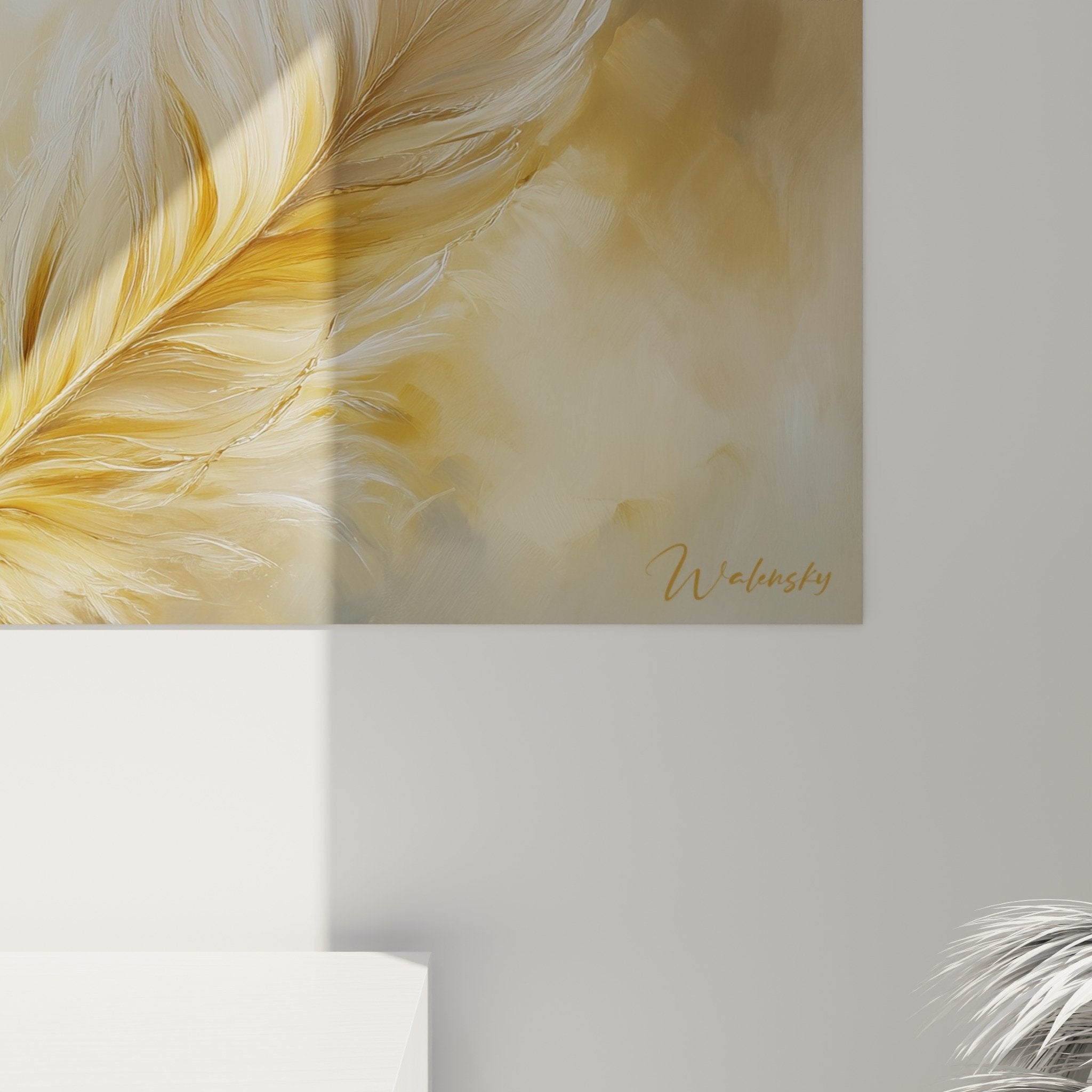 Vue d'ensemble tableau plumes grises dorees dans salon contemporain avec mobilier bois clair et textiles naturels