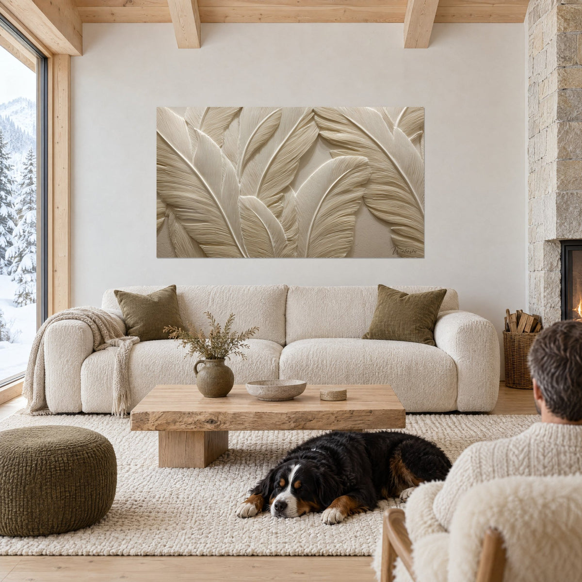 Schilderij met gebeeldhouwde veren in reliëf in ivoor en zand, fijne groeven, twee personen van achteren, zwarte hond, boven een bank in een lichte woonkamer