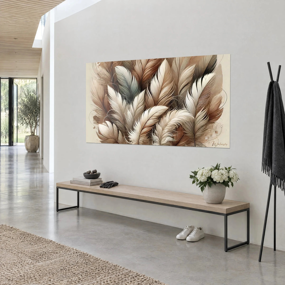 Tableau bouquet de plumes ivoire et terre de Sienne aux barbes finement tracées, vu de trois quarts au-dessus d'une console basse en bois