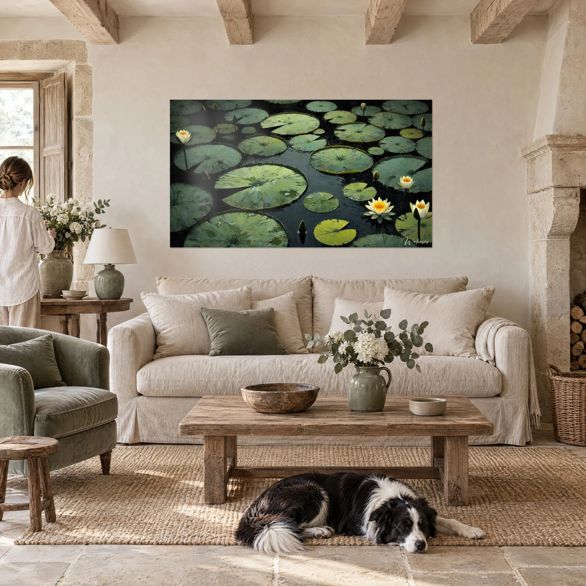 Cuadro nenúfares flotando sobre agua negra, anchas hojas verde salvia y flores blancas, encima de un sofá en un salón luminoso