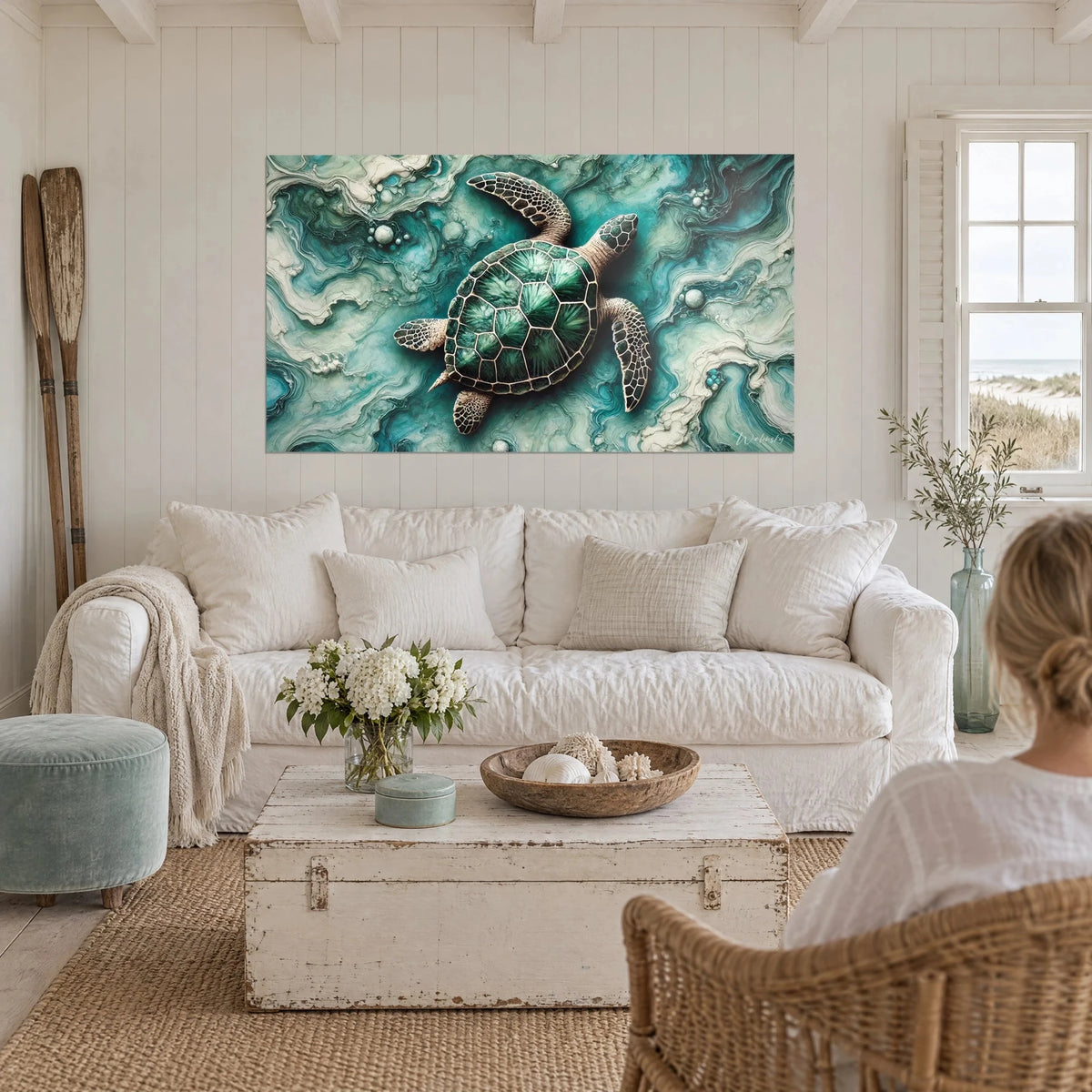 Tableau tortue marine à carapace émeraude nageant dans des volutes turquoise et crème, au-dessus d'un canapé dans un salon lumineux