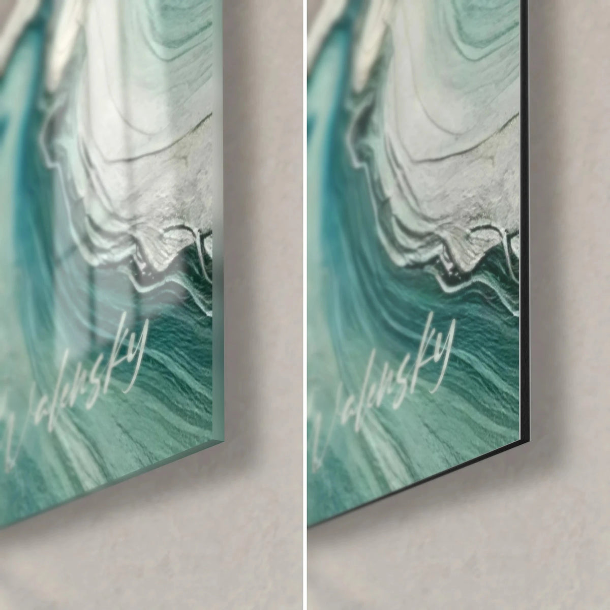 Tableau chélonien aux plaques vert profond, coin bas droit : verre brillant à gauche, Dibond mat noir à droite, tranche de 3 mm