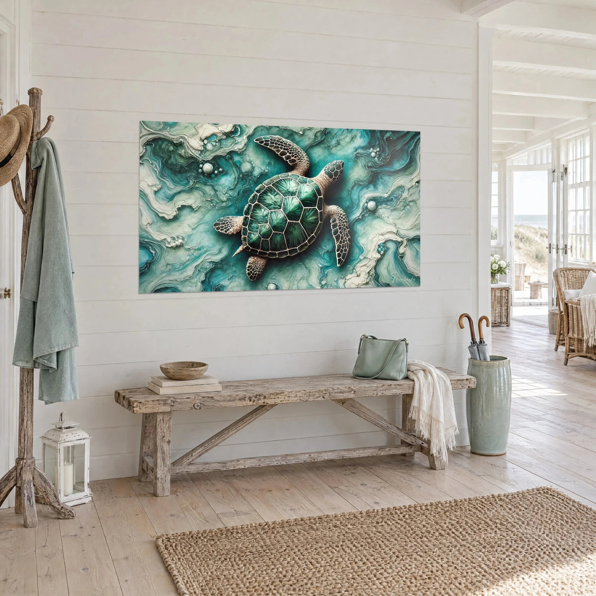 Tableau reptile marin vu du dessus, écailles vert sapin cernées de beige, sur marbrures aquamarine, mur blanc de maison littorale