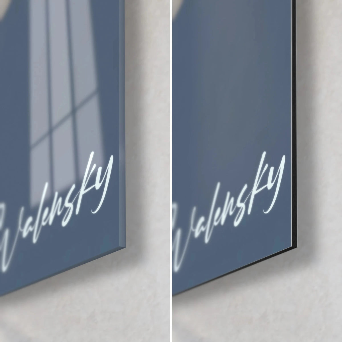 Tableau fleur bleue et ivoire, coin bas droit, signature blanche sur fond ardoise, verre brillant et Dibond noir mat
