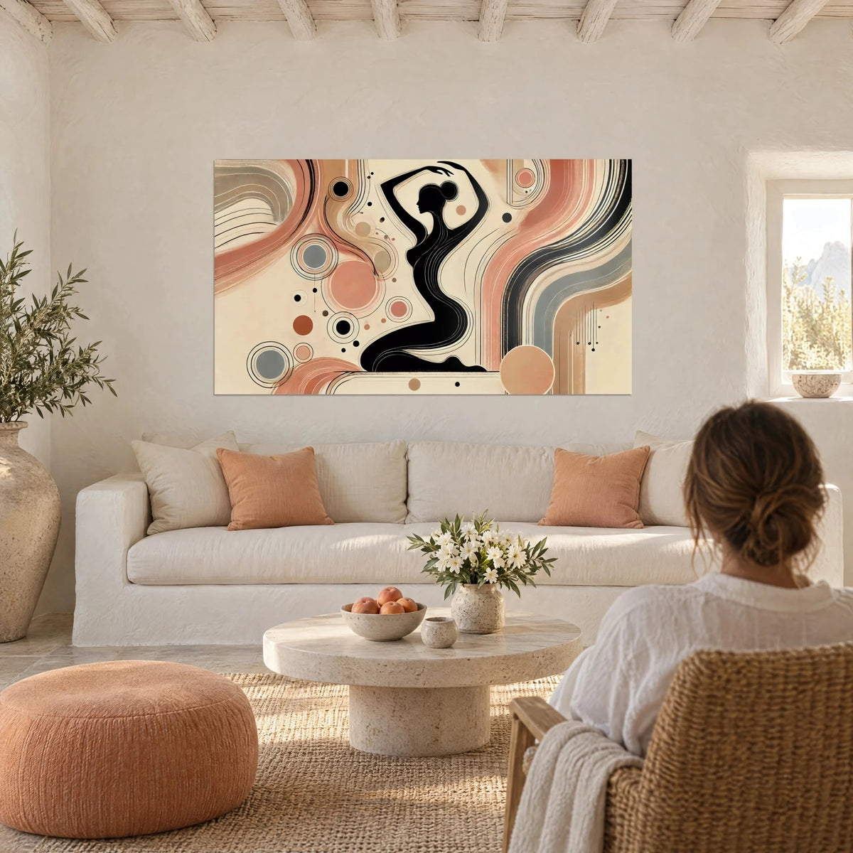 Tableau silhouette noire de danseuse, bras levés sur courbes corail et gris bleu, au-dessus d'un canapé dans un salon lumineux