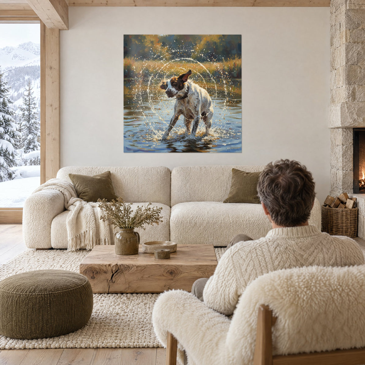 Gemälde Englischer Pointer, der sein Fell ausschüttelt, weiße Wassertropfen in Bogenform vor ockerfarbenem und blauem Hintergrund, über einem Sofa in einem hellen Wohnzimmer