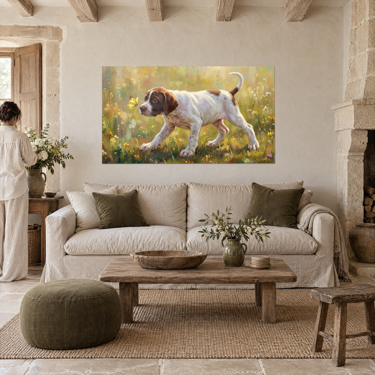 Schilderij witte en bruine pointer-pup die aan een gele vlinder snuffelt, gouden weide, boven een bank in een lichte woonkamer