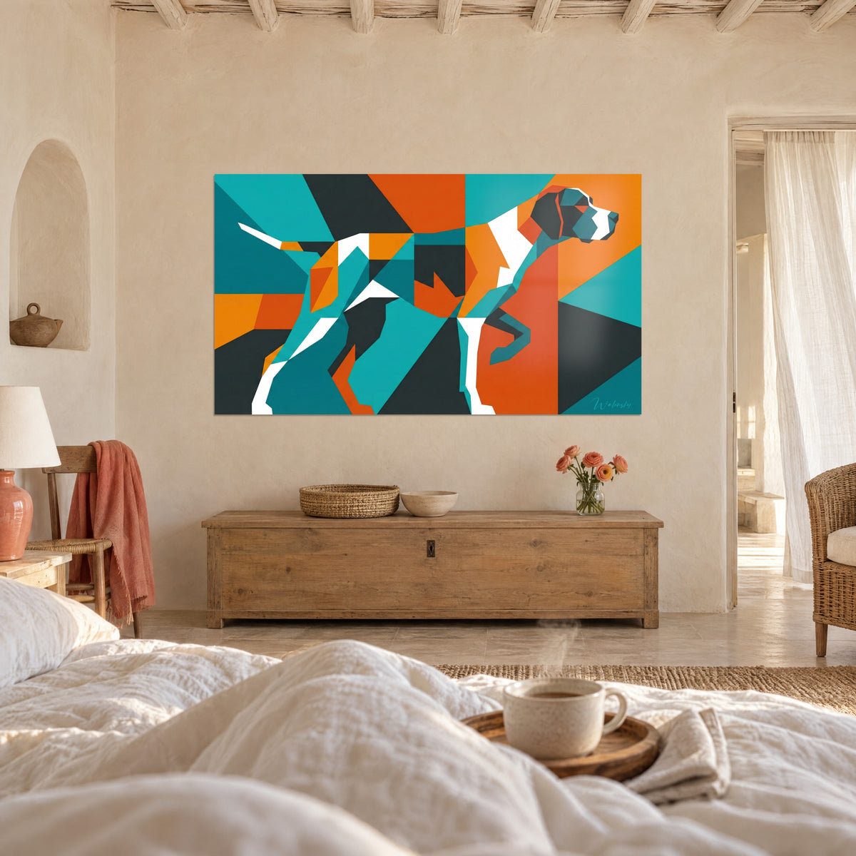 Cuadro galgo geométrico, cola erguida, planos naranja y blanco sobre verde azulado, encima de una cama en un dormitorio luminoso