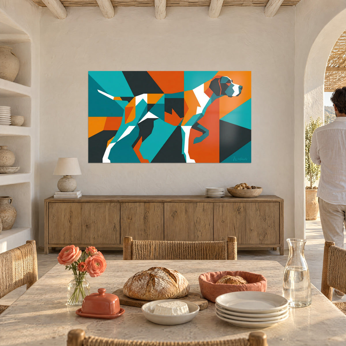 Cuadro spaniel parado en polígonos turquesa, naranja y negro carbón, en la pared de un comedor junto a una mesa puesta