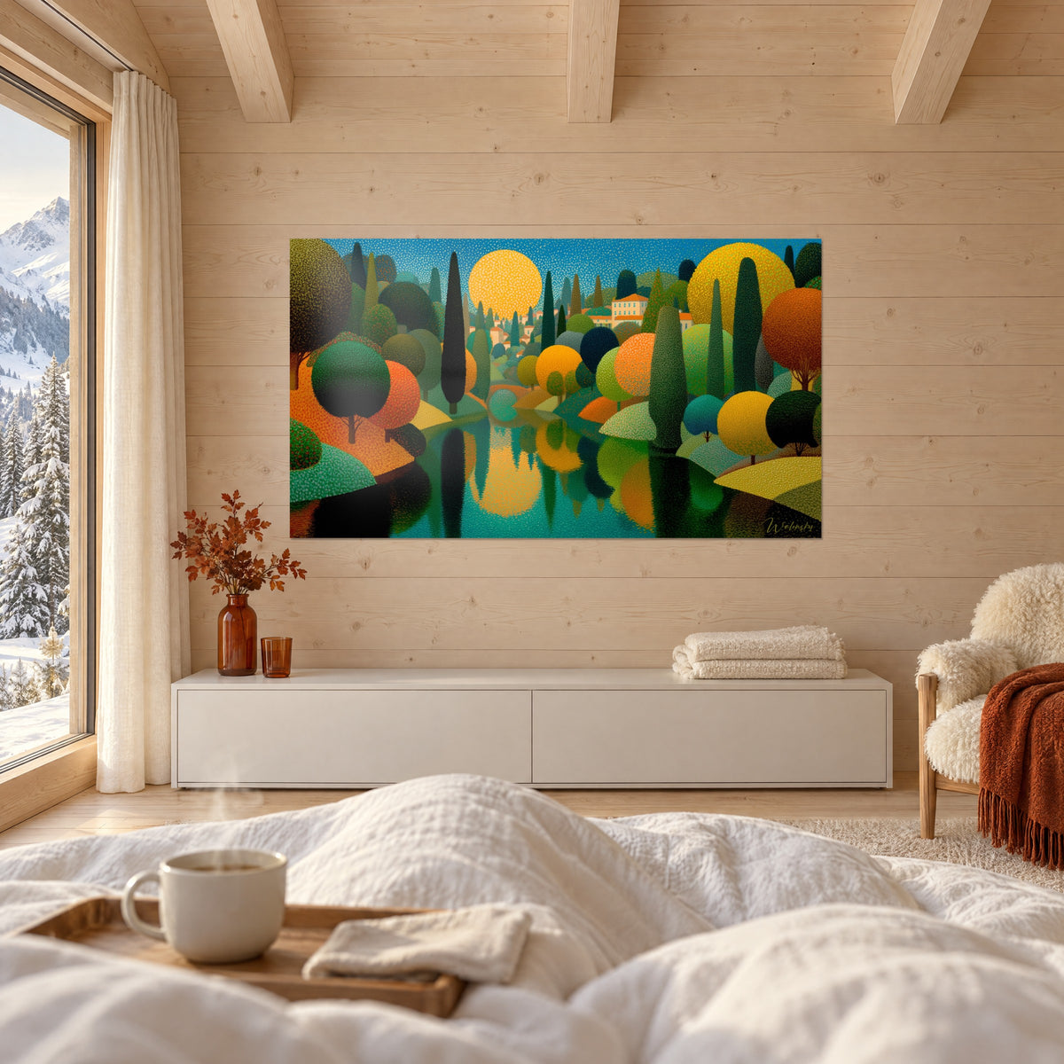 Schilderij gehucht met oranje daken achter bolvormige bomen, gouden zon en turquoise water, boven een bed in een lichte slaapkamer