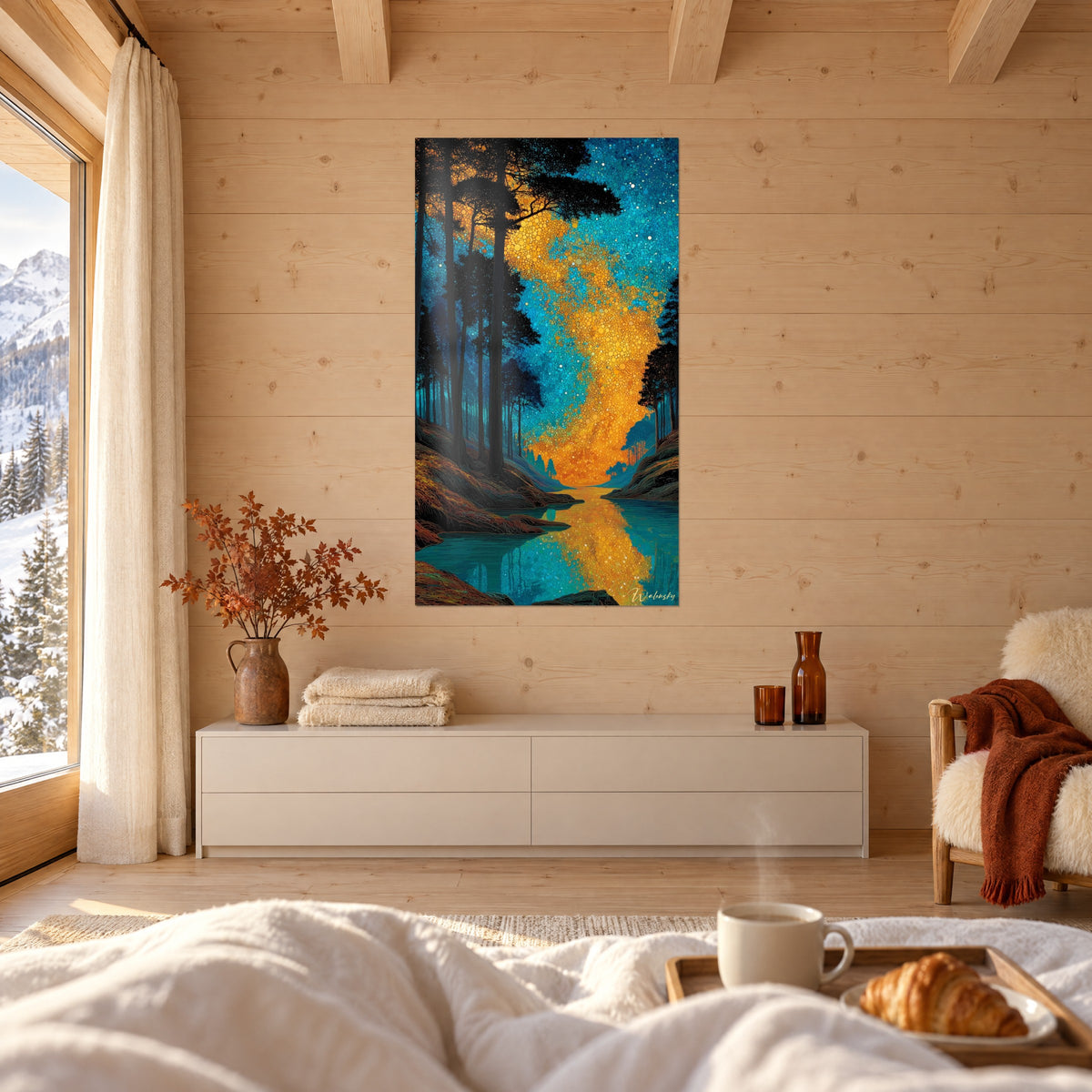 Schilderij spiegelende rivier met een amberkleurige gloed onder een met sterren bezaaide hemel, diep blauw en goud, boven een bed in een lichte slaapkamer