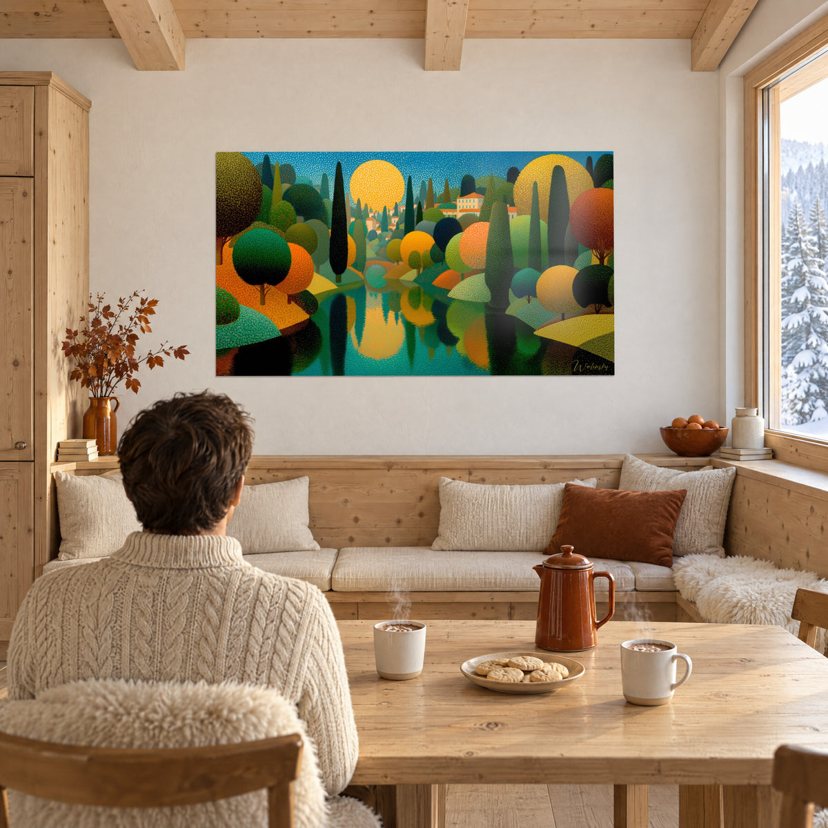 Schilderij bleekgele zon en groene gestippelde heuvels, roestoranje bomen tussen cipressen, tegenover een houten tafel in chaletstijl