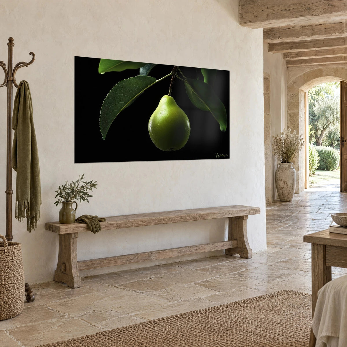Quadro mela verde lucida e ampie foglie nervate su fondo nero, appeso sopra una panca di legno in una casa di pietra