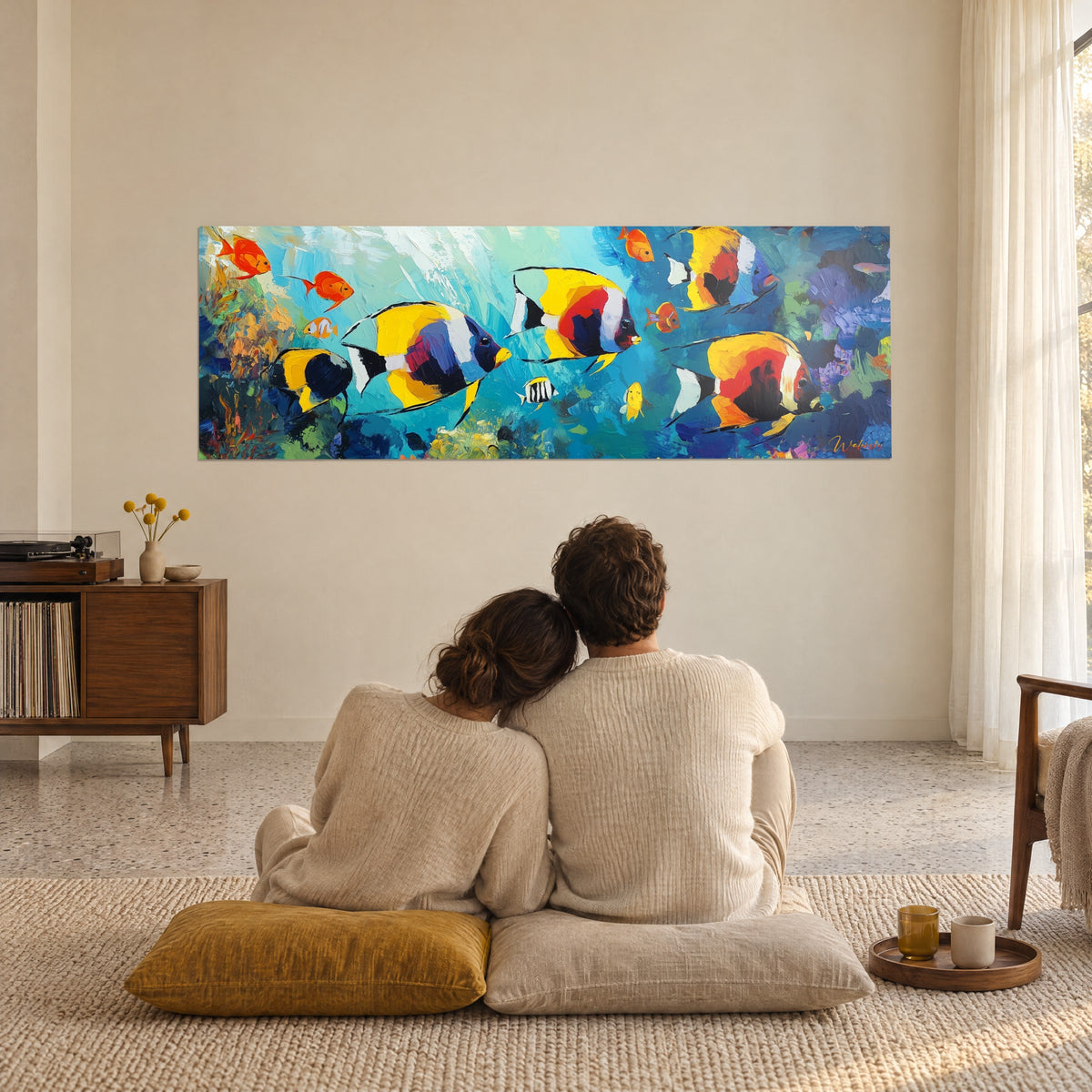 Gemälde Unterwasserszene mit elfenbeinfarben und schwarz gestreiften Fischen, leuchtend türkisfarbenes Wasser, Paar von hinten auf dem Boden sitzend vor der Wand