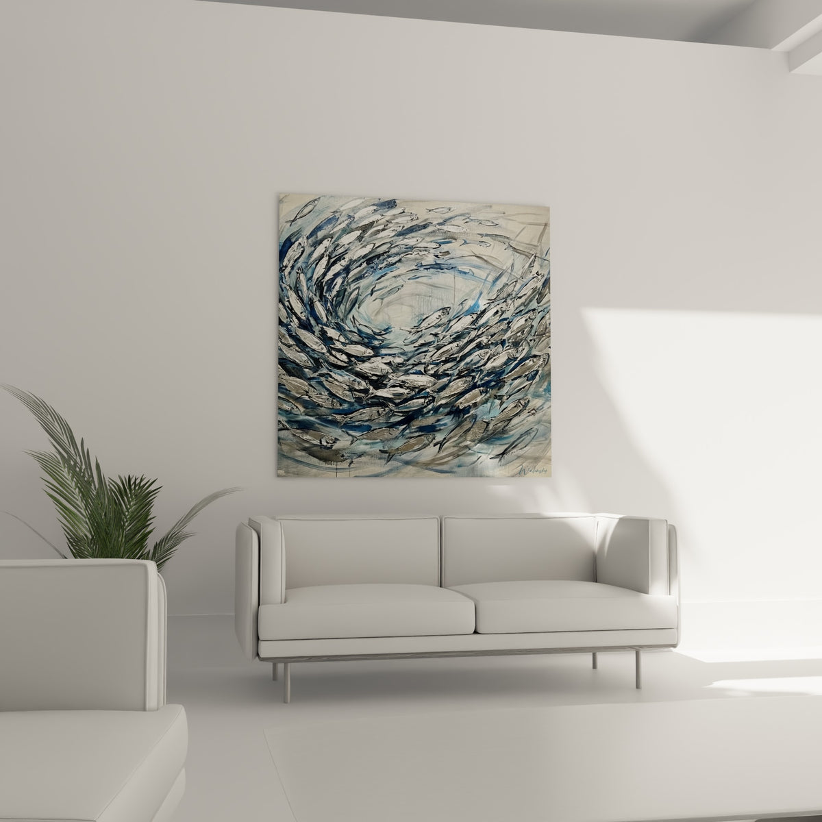 Spirale de poissons gris et blancs peints, disposée au-dessus d'un canapé dans un salon lumineux