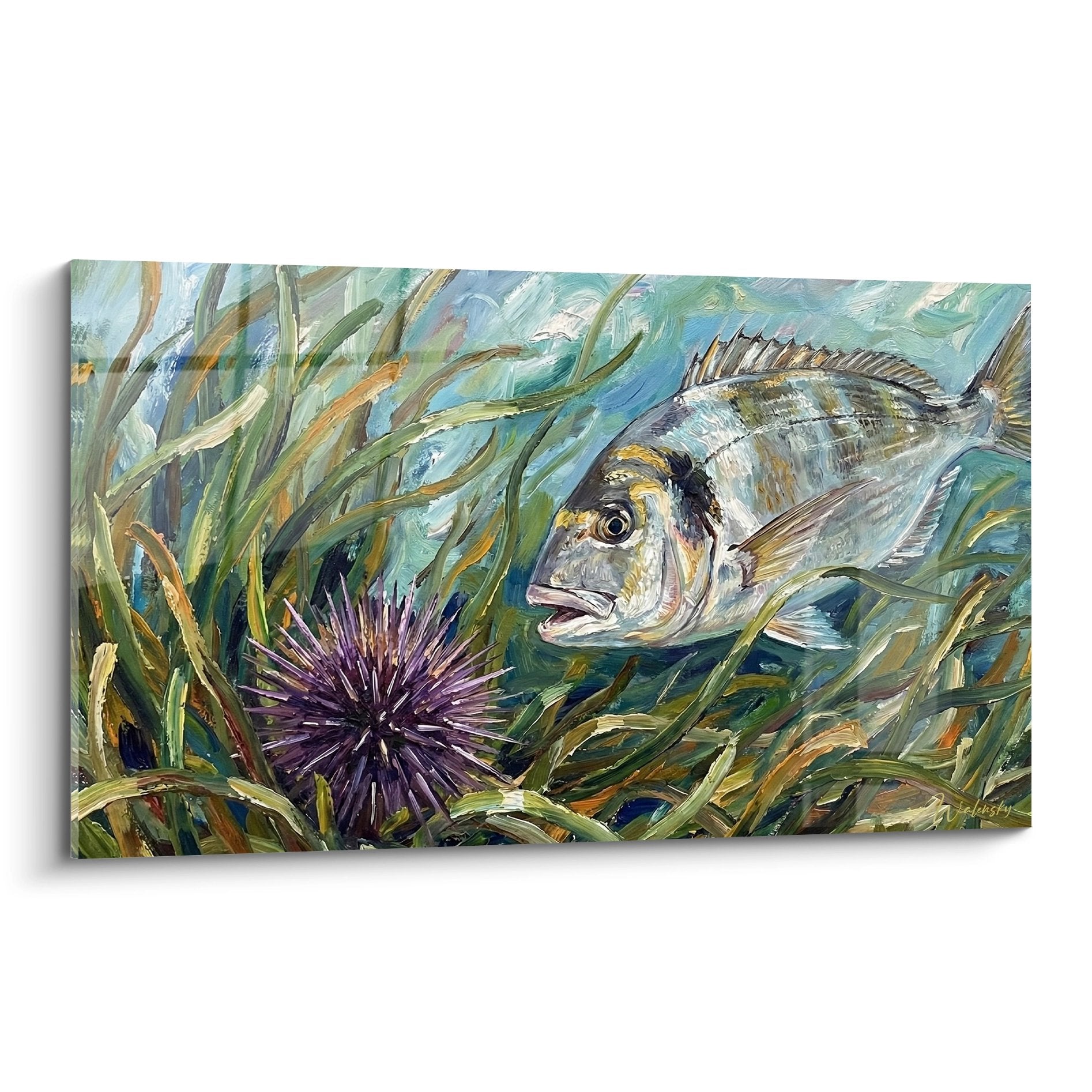 Grauweißer Fisch und violette Seeigel zwischen grünen Algen, dekorative Meereskunst im impressionistischen Stil