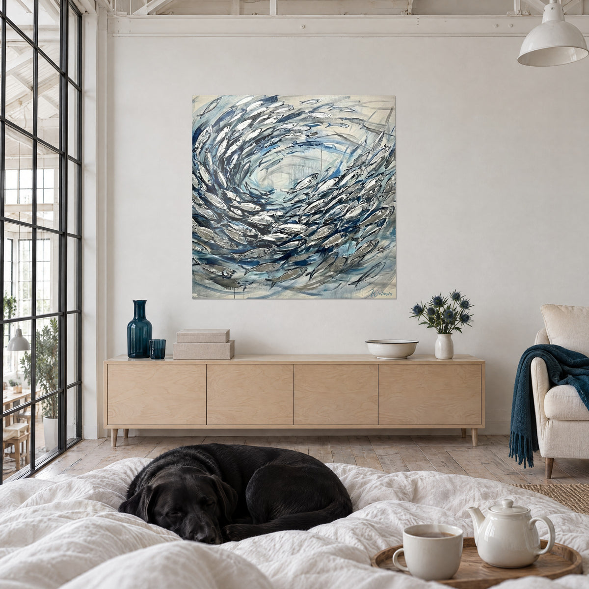 Tableau vortex de sardines bleu ciel et argent, matière épaisse, au-dessus d'un lit dans une chambre claire