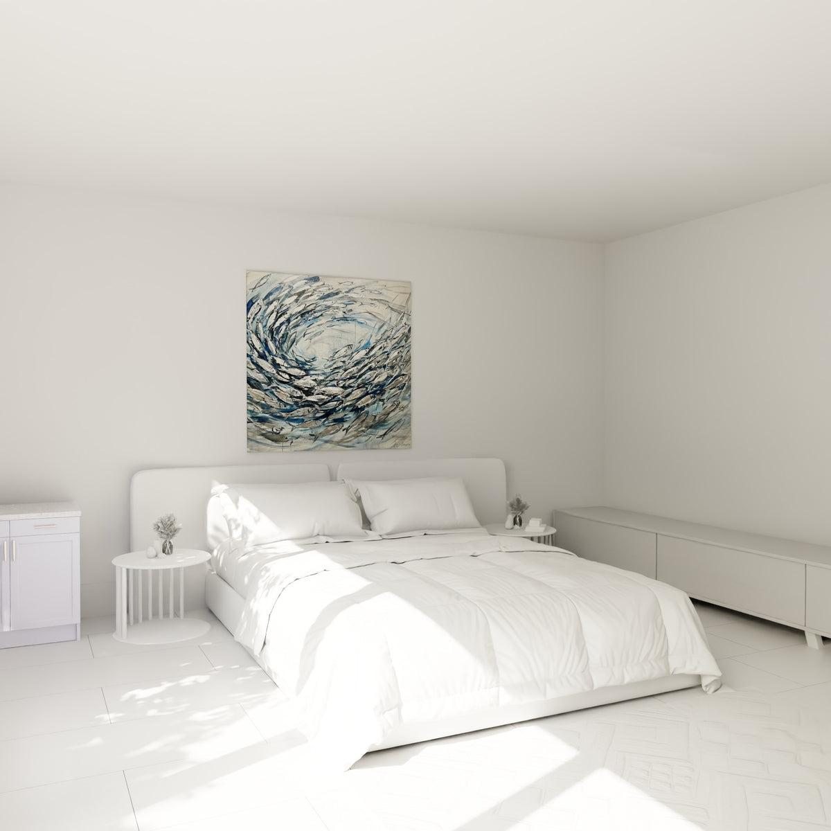 Poissons argentés tourbillonnants en bleu marine, accrochés au-dessus d'un lit dans une chambre claire