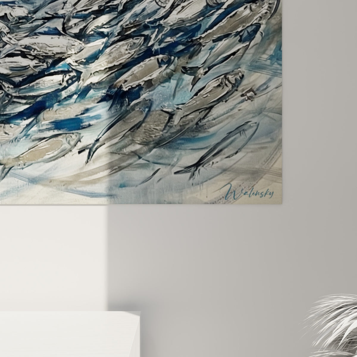 Empâtements argentés et coulures bleu marine visibles de près, texture picturale du banc de poissons