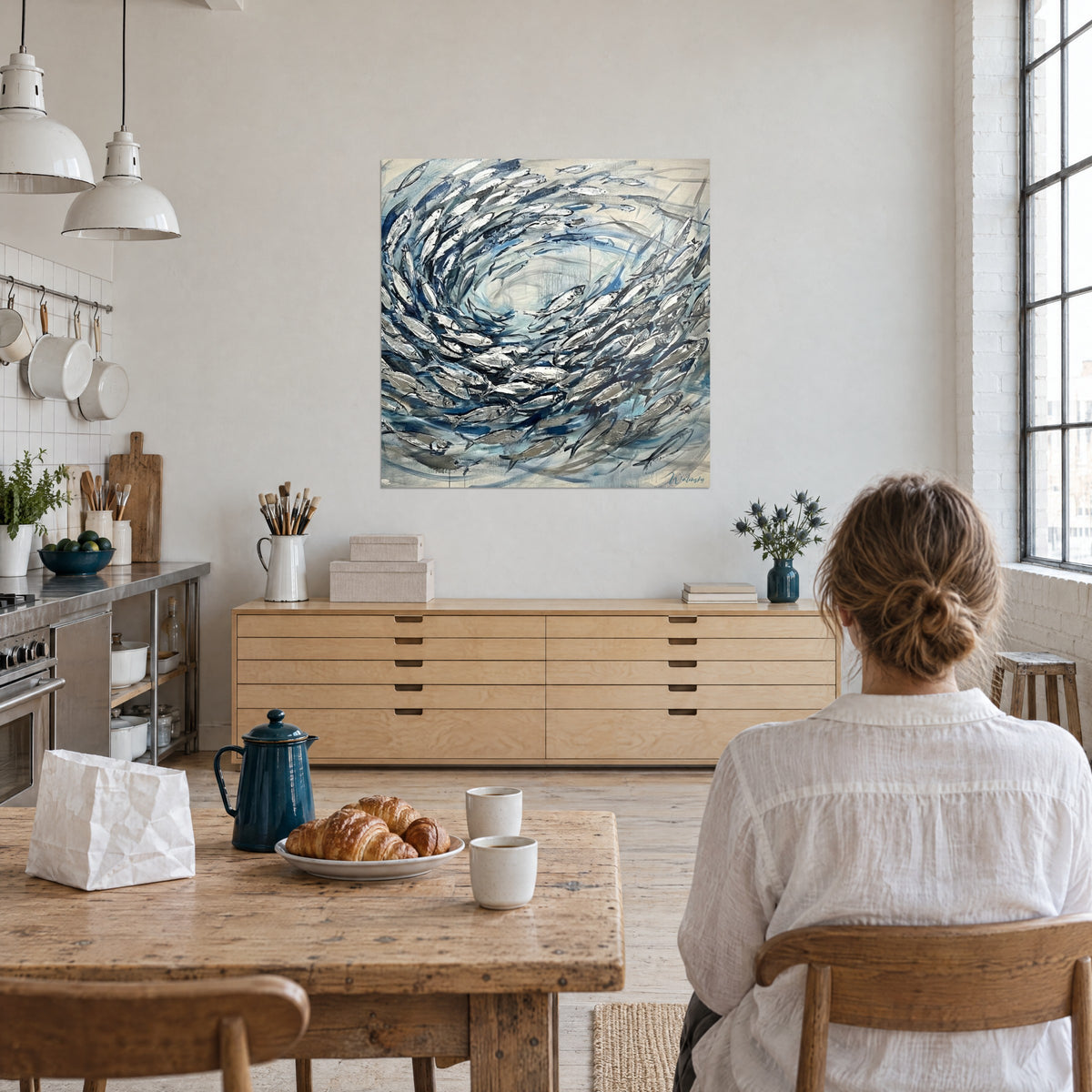 Tableau ronde de poissons argentés aux reflets bleu glacier et gris acier, loft d'artiste, repas du matin