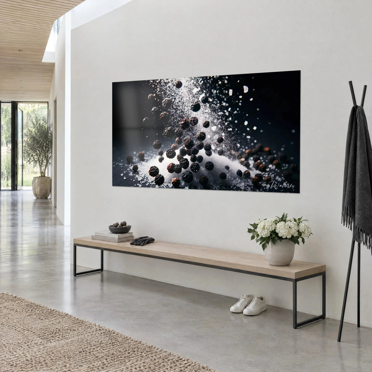 Tableau cascade de sel cristallin et baies de poivre ébène en plein vol, monticule blanc, sur un mur clair près d'un banc en bois