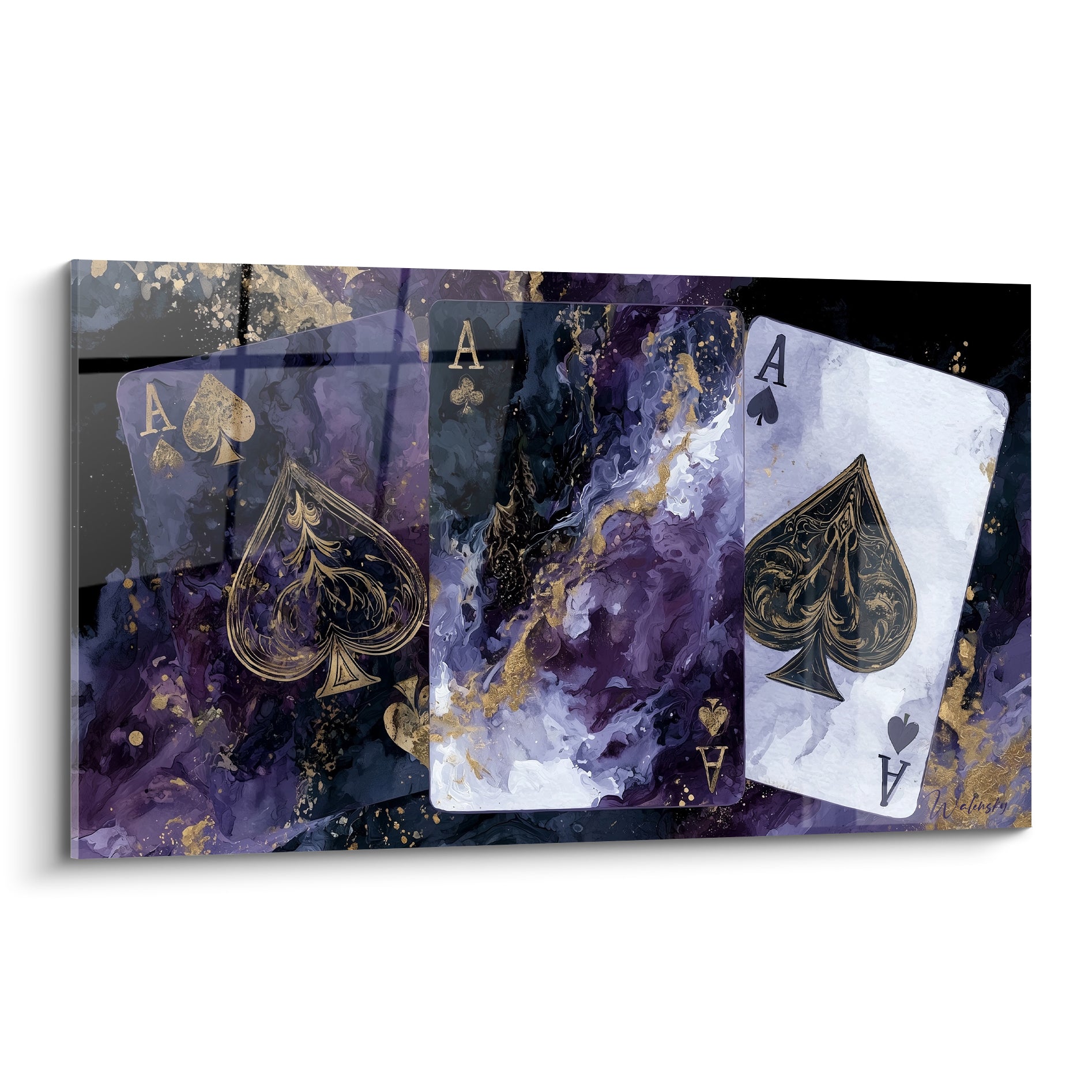 Trois as de poker dorés sur fond marbré violet et anthracite, cartes en éventail léger