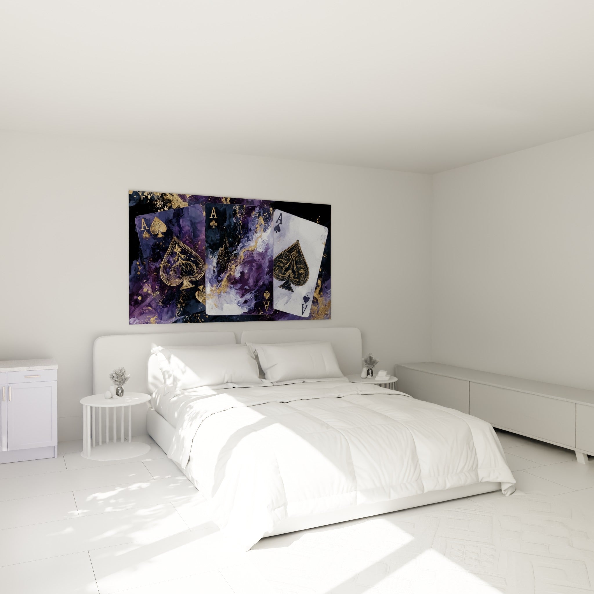 Cartes de poker violettes et dorées accrochées au-dessus d'un lit dans une chambre claire