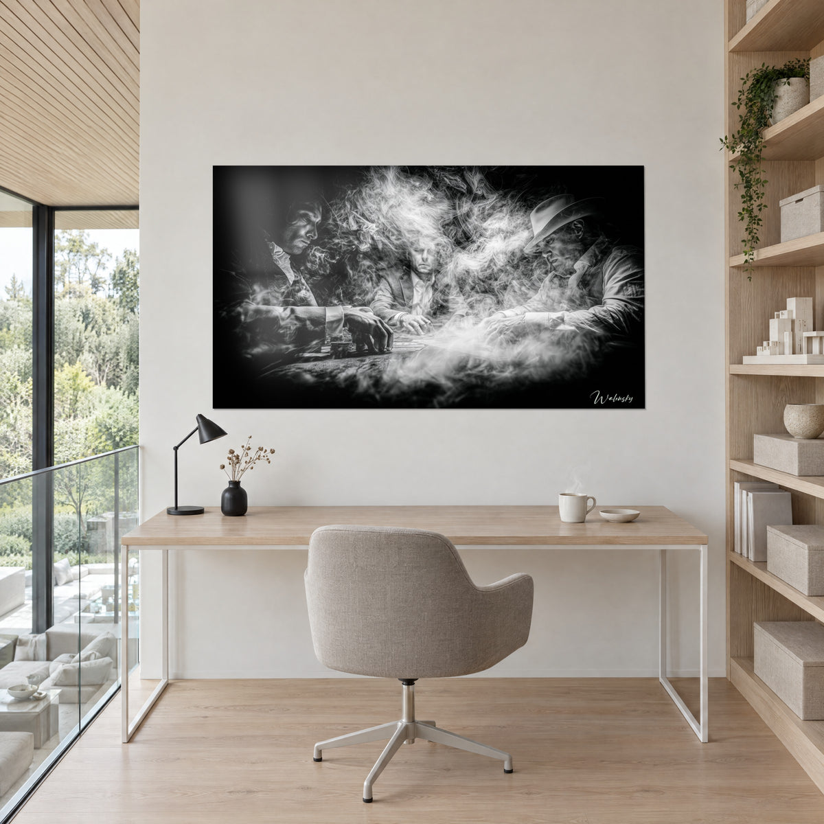Tableau cow-boy au chapeau blanc et joueurs concentrés, brume argentée sur fond noir, accroché au-dessus d'un bureau en bois clair