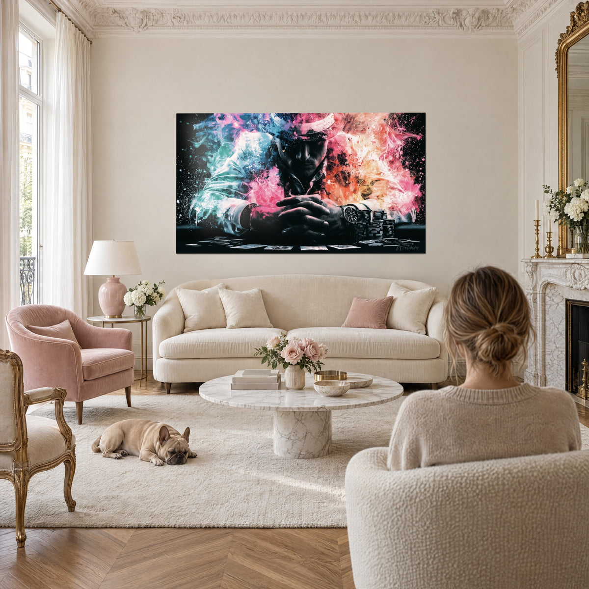 Cuadro jugador de póker con sombrero blanco, explosión turquesa y rosa, manos entrelazadas, encima de un sofá en un salón luminoso