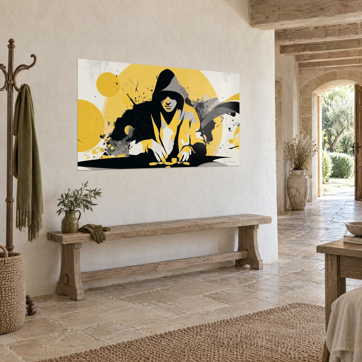 Quadro sagoma con cappuccio nero su grandi dischi giallo senape e grigi, inquadratura a tre quarti sopra una panca di legno