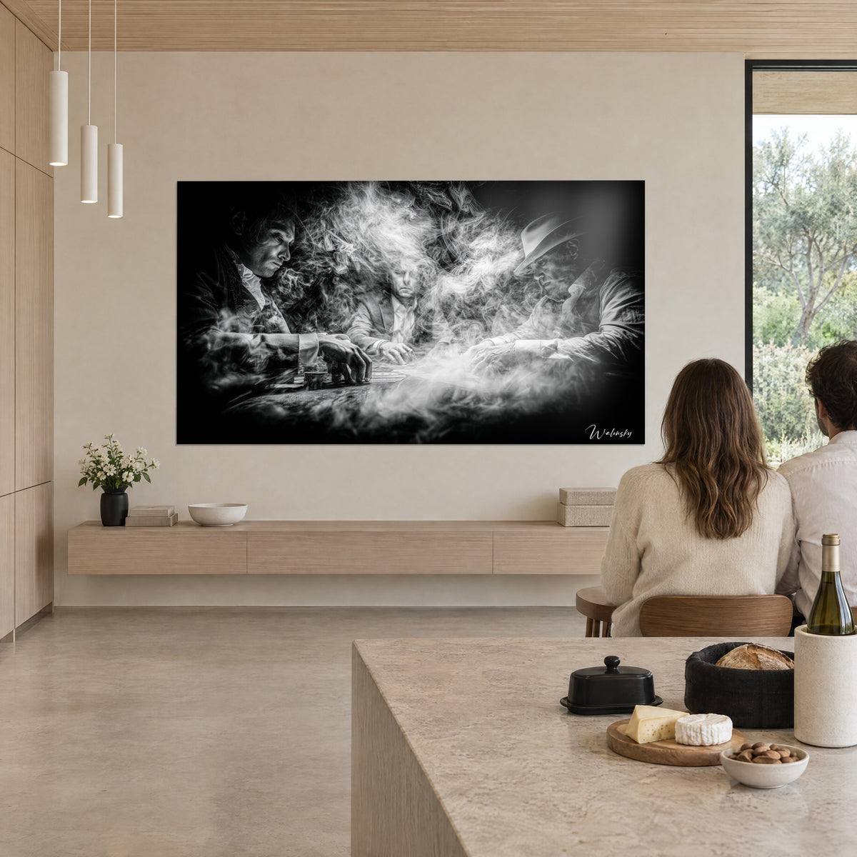Tableau mains posées sur le tapis et jetons empilés, fumée blanche sur fond noir, mur beige, face à un îlot de cuisine